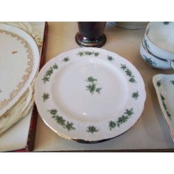 LOT DE 4 PETITES ASSIETTES À DESSERT 