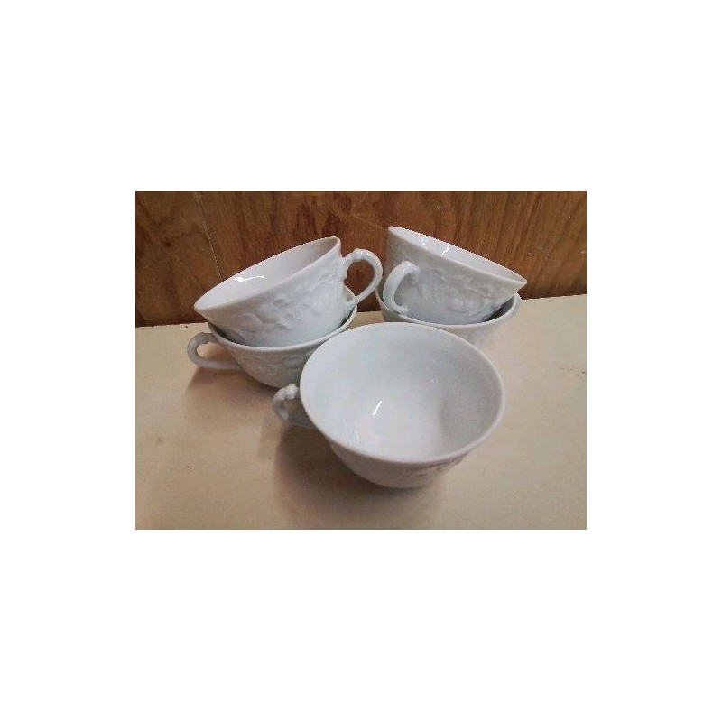 LOT DE 5 TASSES EN PORCELAINE 
