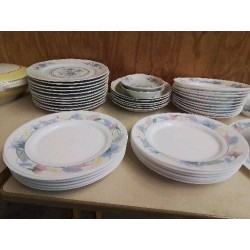 LOT DE 6 ASSIETTES PLATES ARCOPAL MOTIF FLORAL 