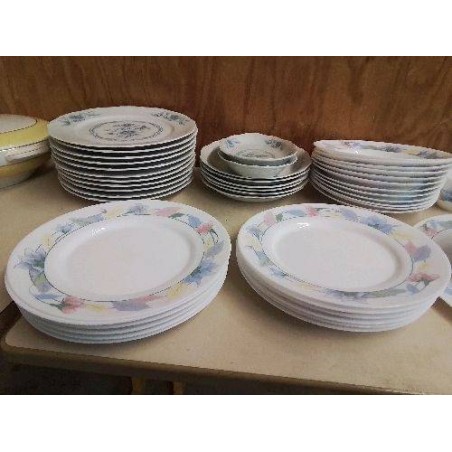 LOT DE 6 ASSIETTES PLATES ARCOPAL MOTIF FLORAL 