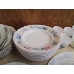 LOT DE 6 ASSIETTES CREUSES ARCOPAL MOTIF FLORAL 