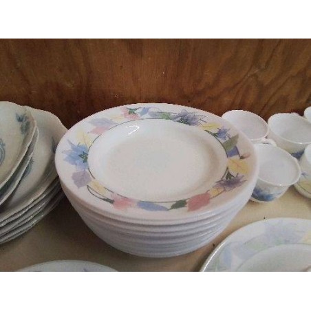 LOT DE 6 ASSIETTES CREUSES ARCOPAL MOTIF FLORAL 