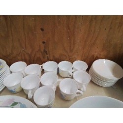 TASSE ET SOUCOUPE ARCOPAL MOTIF FLORAL 