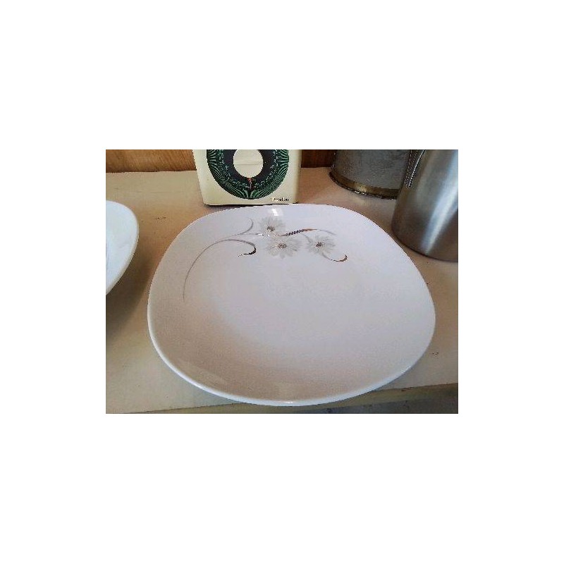 PLAT EN BLANC MOTIF FLORAL PORCELAINE 
