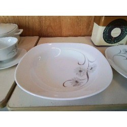 PLAT EN BLANC MOTIF FLORAL PORCELAINE 