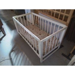 LIT BÉBÉ BLANC SUR ROULETTE 