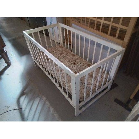 LIT BÉBÉ BLANC SUR ROULETTE 