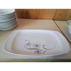 PLAT EN BLANC MOTIF FLORAL PORCELAINE 