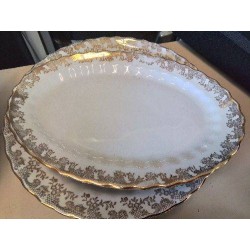 PLAT EN PORCELAINE 