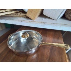 LA CASSEROLE AVEC SON COUVERCLE 