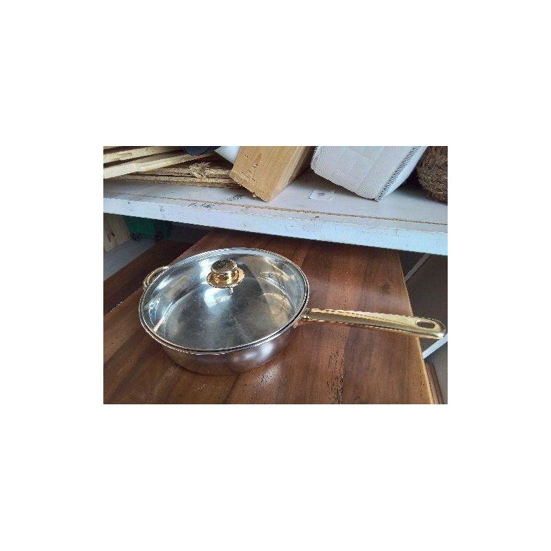 LA CASSEROLE AVEC SON COUVERCLE 