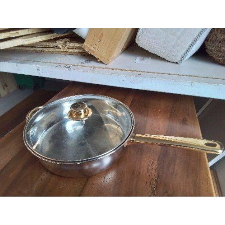 LA CASSEROLE AVEC SON COUVERCLE 