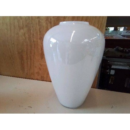 VASE EN OPALINE 