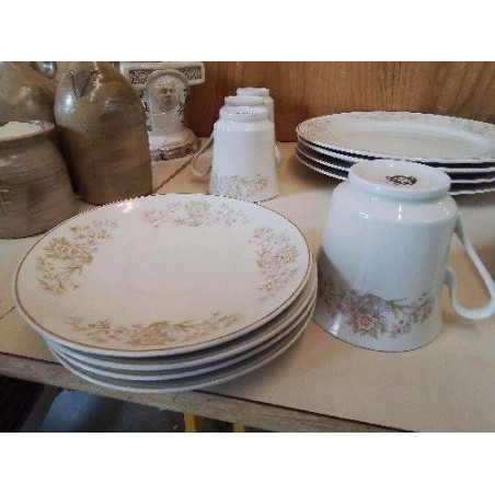 TASSE ET SOUCOUPE AVEC MOTIF FLORAL 