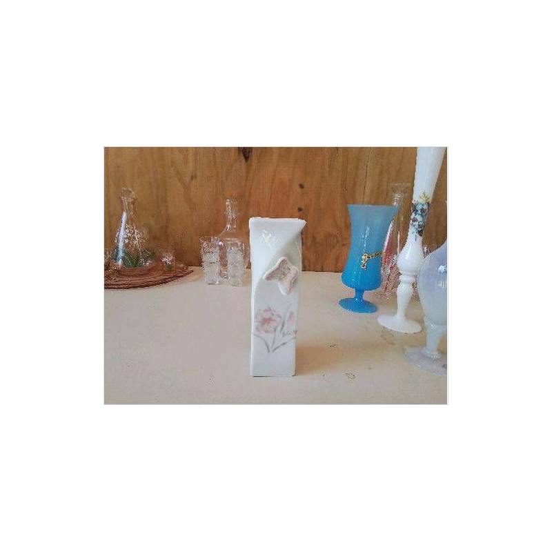 PETIT VASE PAPILLON EN PORCELAINE 