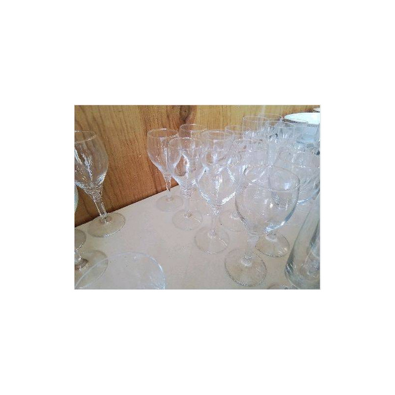 LOT 8 VERRES A VIN EN CRISTALIN 