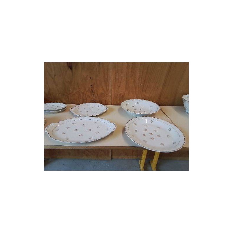 PLAT EN PORCELAINE AVEC MOTIF FLORAL BORDURE DORÉ 