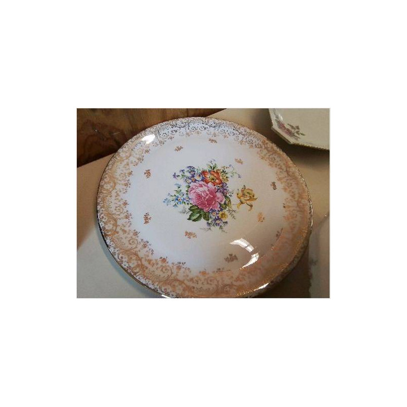PLAT EN PORCELAINE