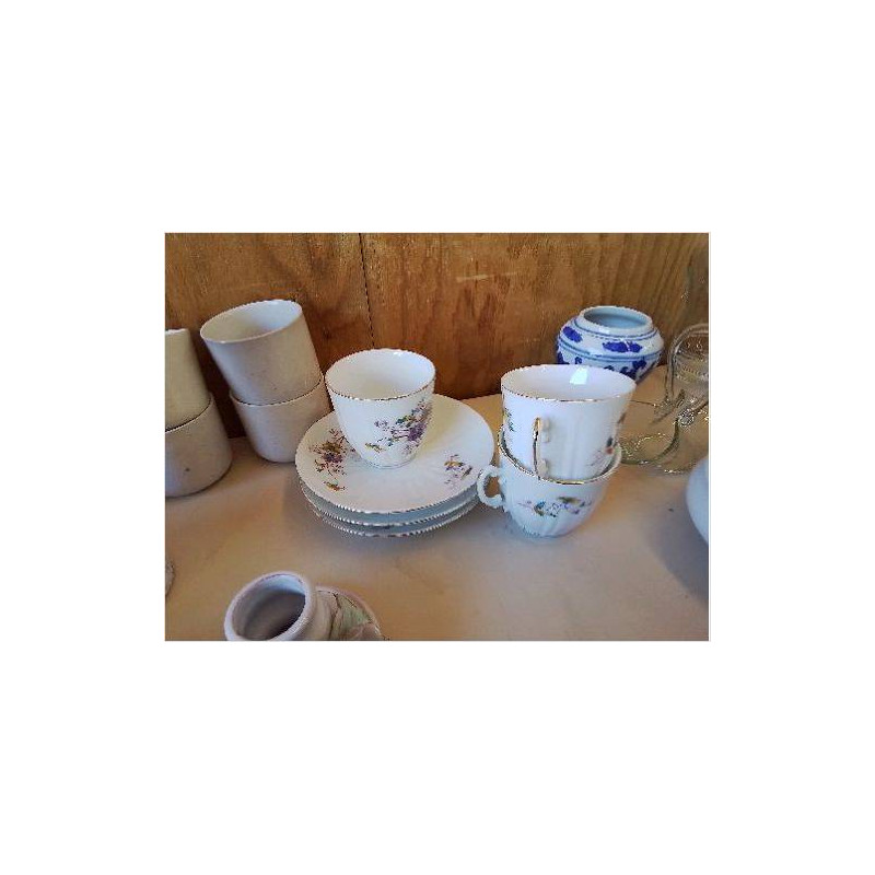 LOT DE 3 TASSES EN PORCELAINE 