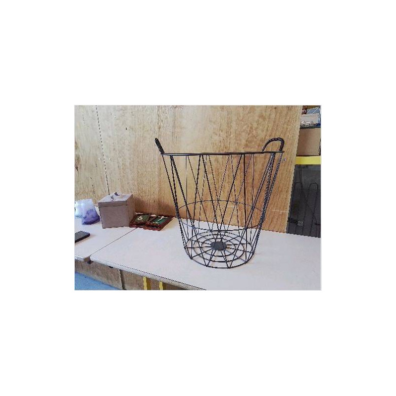 CORBEILLE A LINGE EN FIL D’ACIER