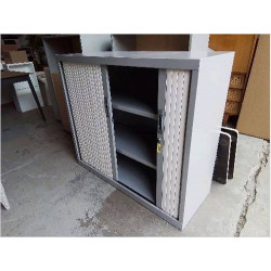 ARMOIRE BASSE À RIDEAUX