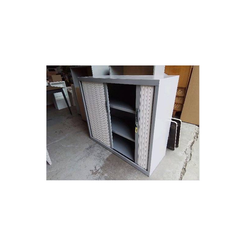 ARMOIRE BASSE À RIDEAUX