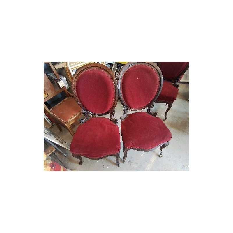 CHAISE MEDAILLON EN VELOURS ROUGE