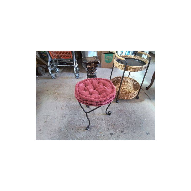 TABOURET EN FER AVEC COUSSIN ROSE 