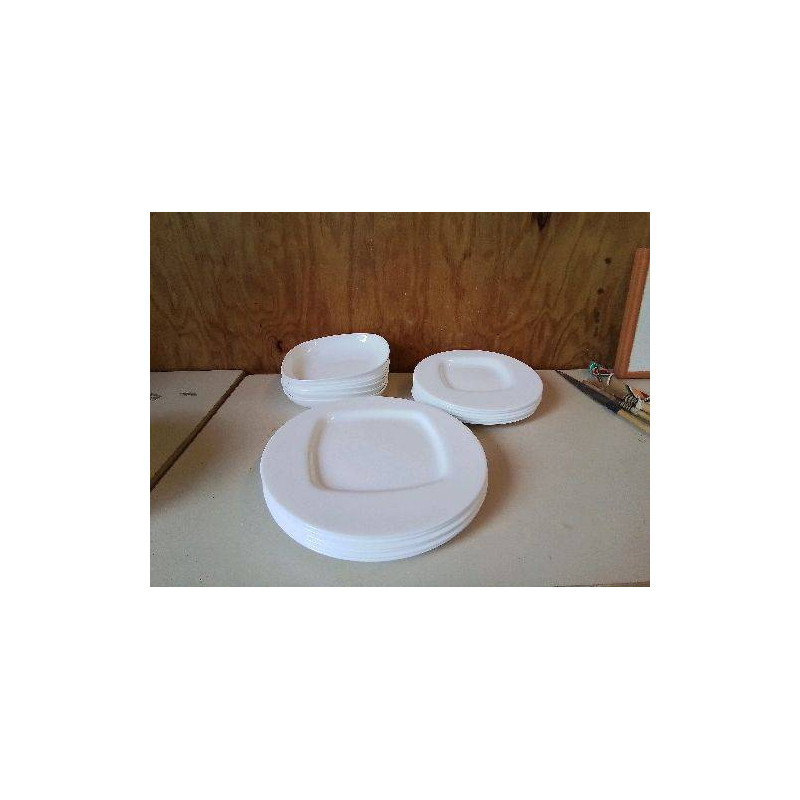 LOT DE 6 ASSIETTES BLANCHES 
