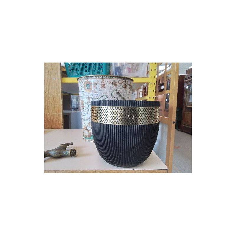 CACHE POT 