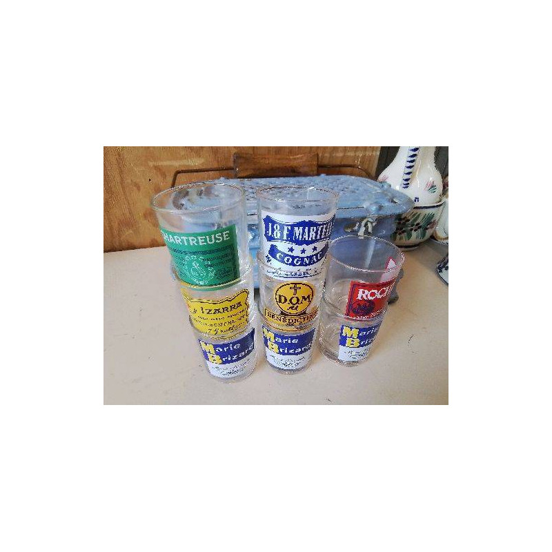 LOT DE 8 VERRES A LIQUEUR 