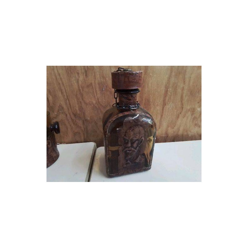 CARAFE AVEC DECOR DE CUIR 