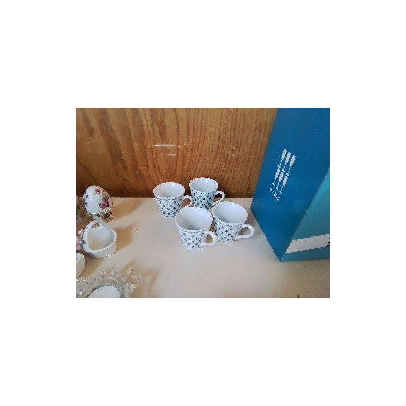 LOT DE 4 TASSE 