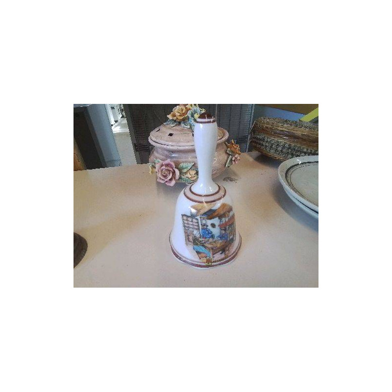 CLOCHE DE TABLE EN PORCELAINE 
