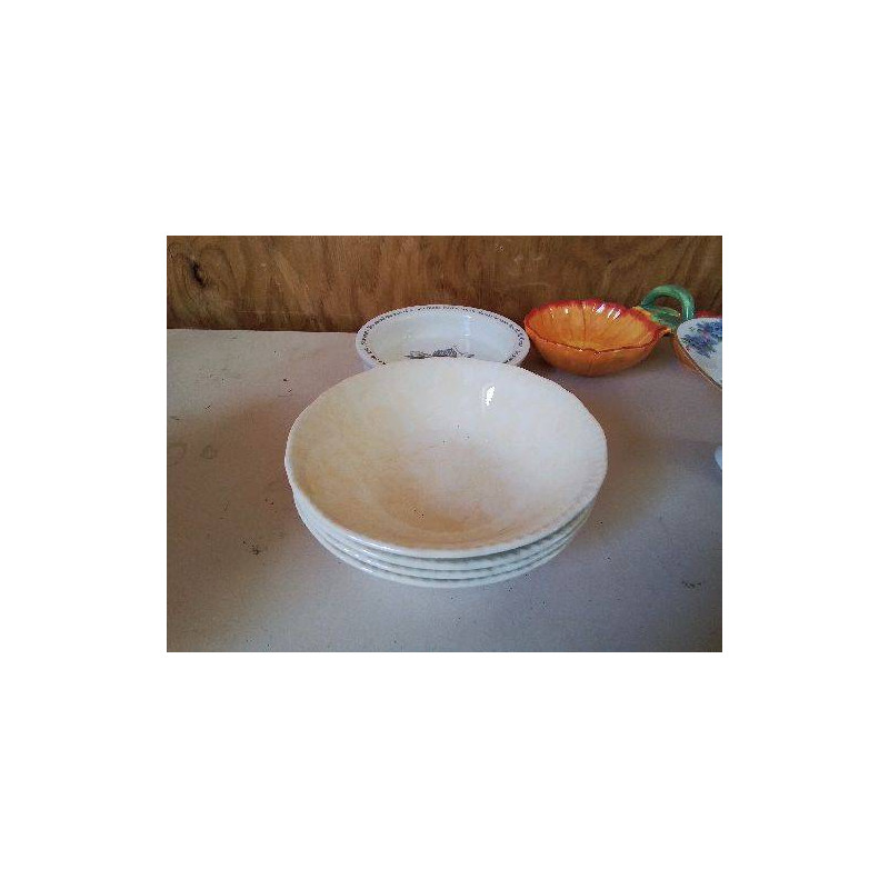 LOT DE 4 BOLS EN PORCELAINE 