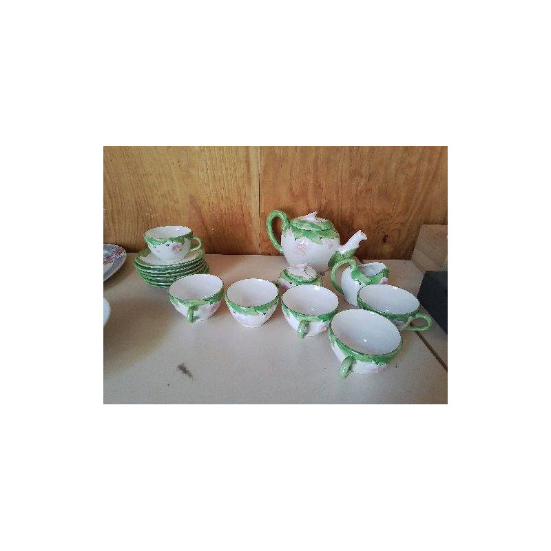 SERVICE EN PORCELAINE VERT MOTIF FLORAL 