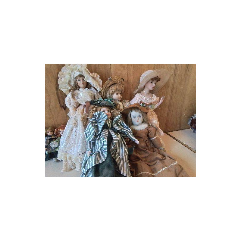 POUPÉE DE PORCELAINE 