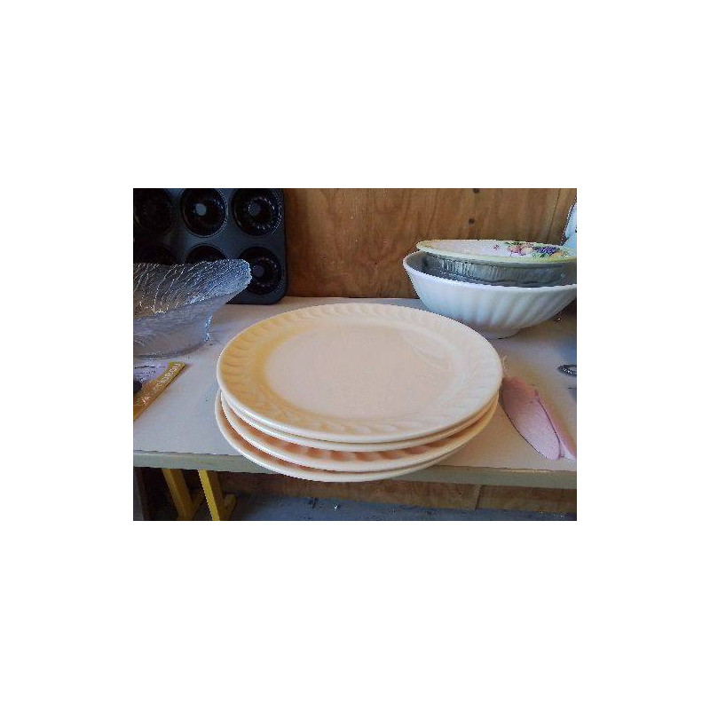 LOT DE 4 ASSIETTES PLATES BEIGE 