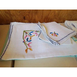 ENSEMBLE DE NAPPE AVEC SERVIETTES BRODÉES 