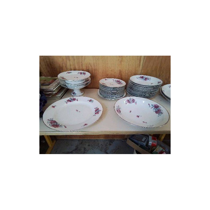 PLAT ROND PORCELAINE MOTIF ROSE 