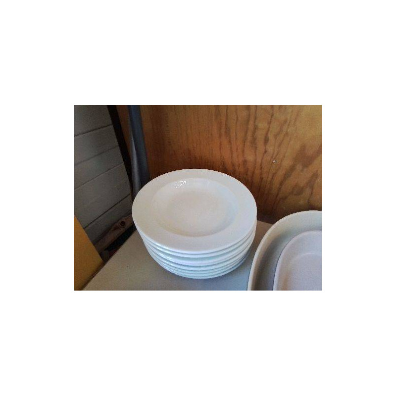 LOT DE 8 ASSIETTES BLANCHES 