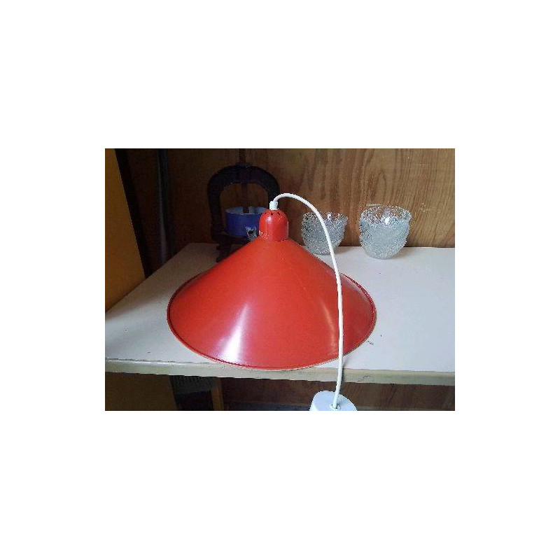 SUSPENSION EN TÔLE ROUGE 