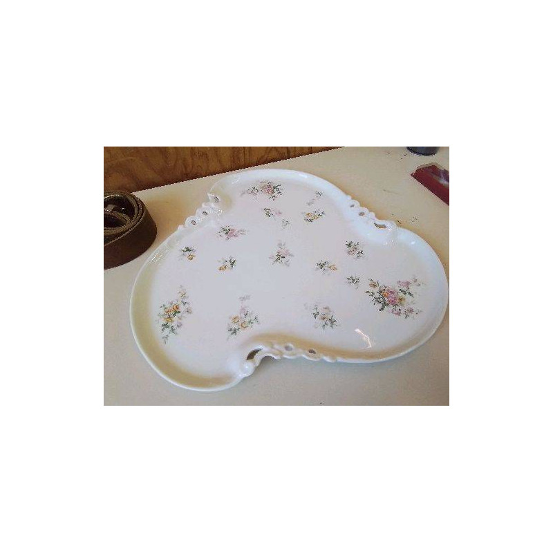PLAT EN PORCELAINE 