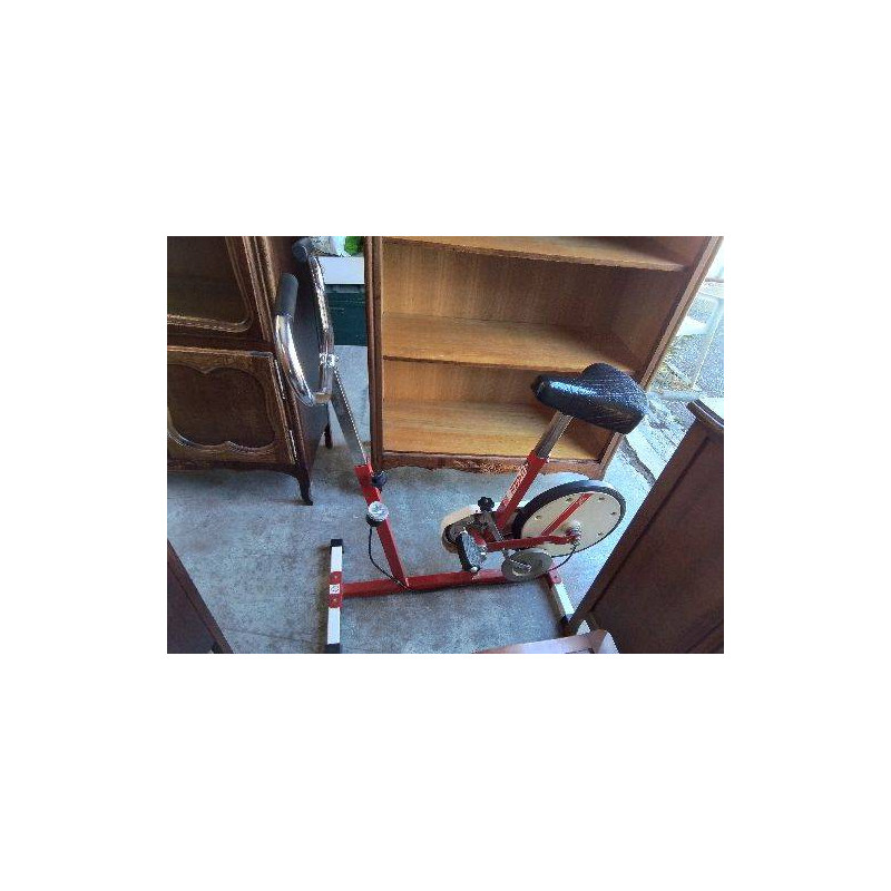 VÉLO D’APPARTEMENT ROUGE