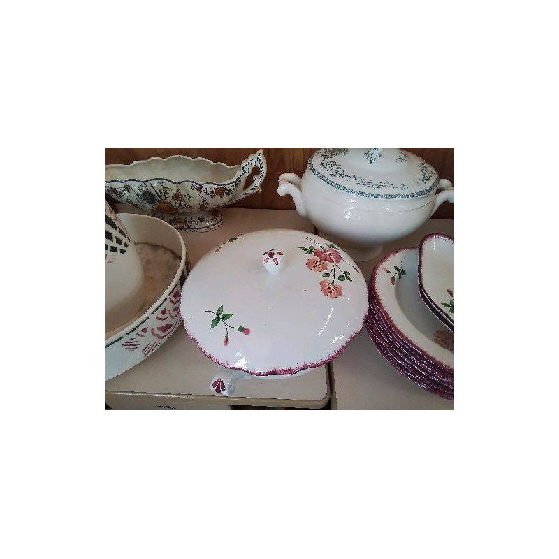 SOUPIÈRE ROSE EN FAIENCE AVEC MOTIF FLORAL 