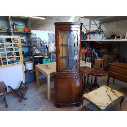 PETITE VITRINE D’ENCOIGNURE ACAJOU DE STYLE ANGLAIS