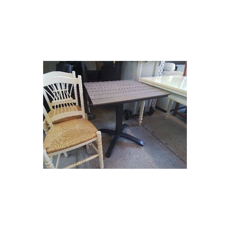 PETITE TABLE D’EXTERIEUR ALUMINIUM ET COMPOSITE