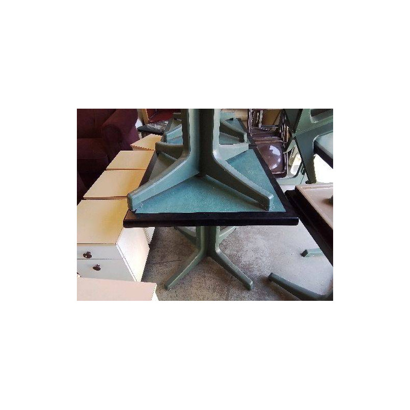 TABLE D’EXTERIEUR VERTE AVEC PIED CENTRAL 