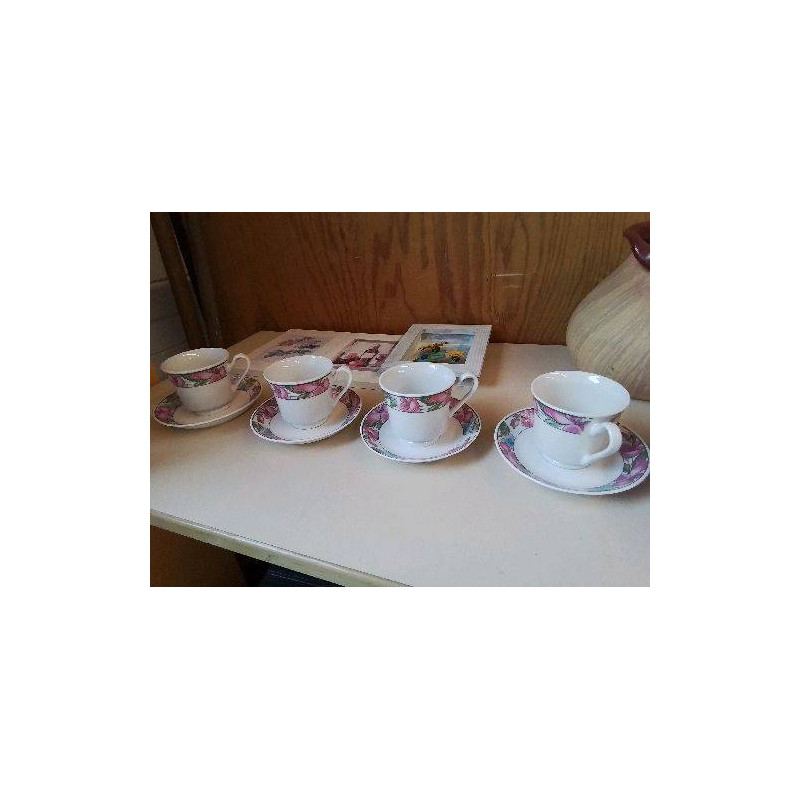 LOT DE 4 TASSES MOTIF FLORAL 