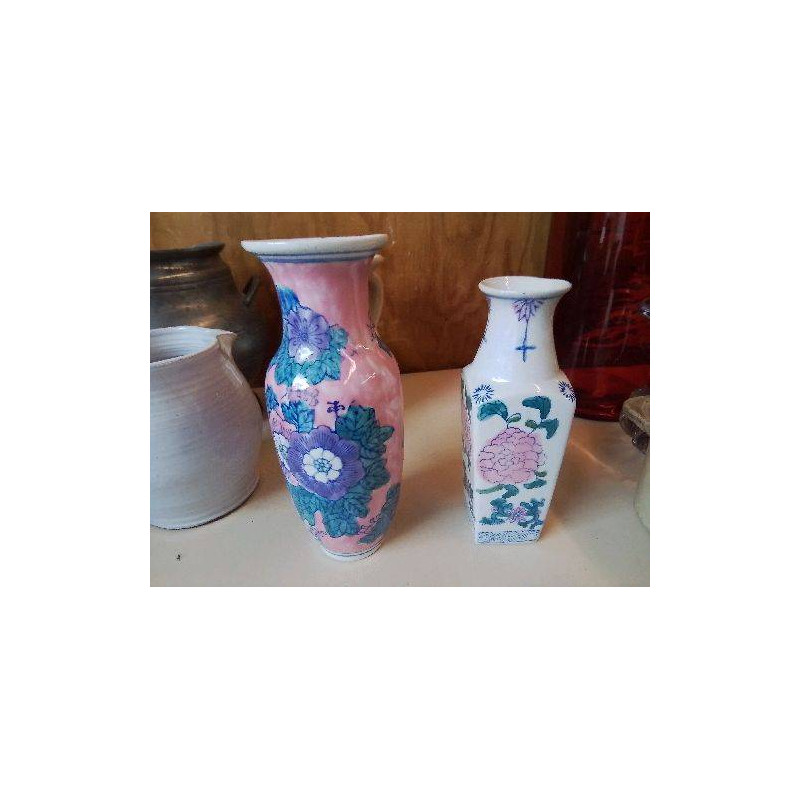 VASE EN PORCELAINE ASIATIQUE